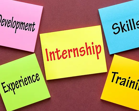 Zettel auf dunkelrotem Hintergrund: in der Mitte "Internship"