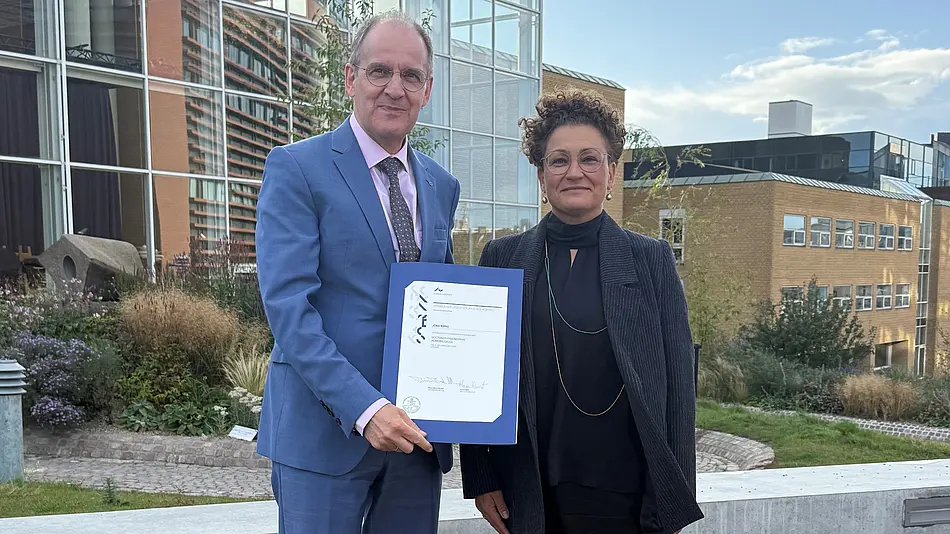 Prof. Dr. Jörg Rüpke und Rubina Raja mit Ehrendoktorwürde in Händen