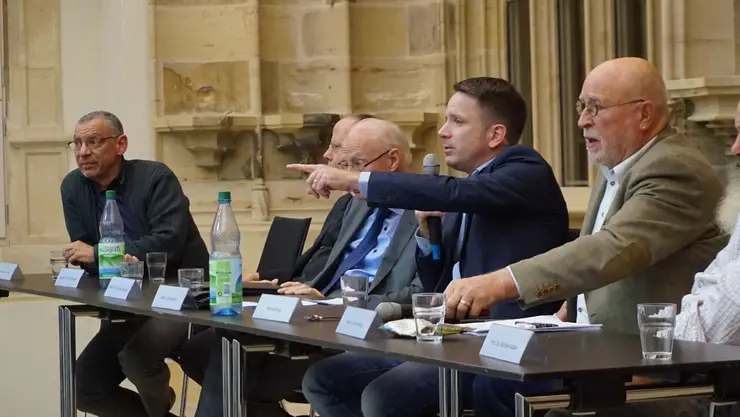 Diskutanten auf dem Podium bei "Theologie im Gespräch 2019" an der Katholisch-Theoligischen Fakultät der Universität Erfurt