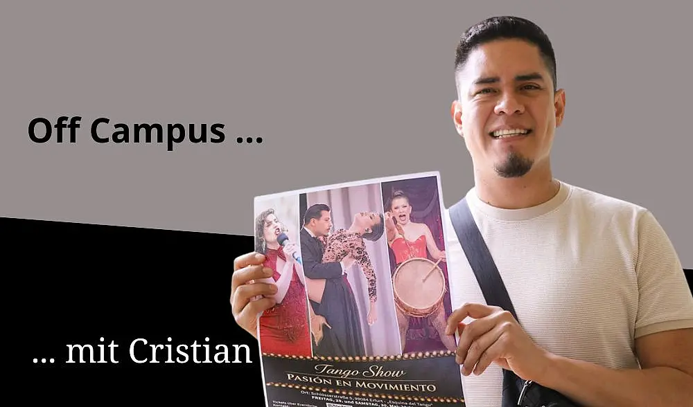 Cristian hält ein Tango-Plakat in den Händen, Schrift auf schwarzgrau: Off Campus mit Cristian