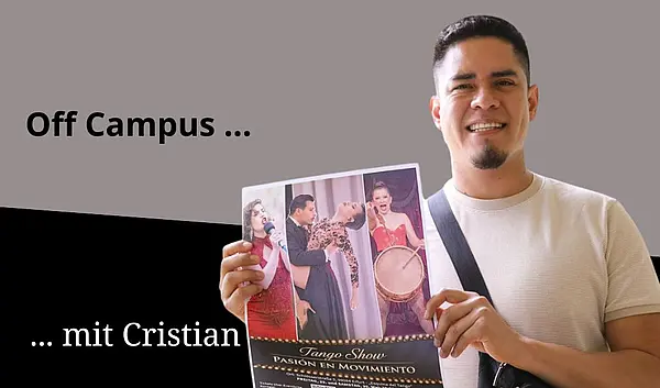 Cristian hält ein Tango-Plakat in den Händen, Schrift auf schwarzgrau: Off Campus mit Cristian