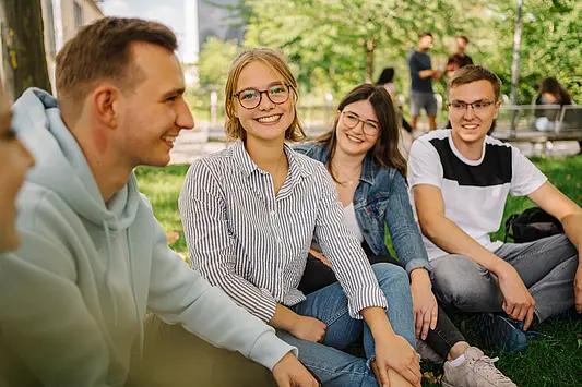 Gruppe Studierender auf dem Campus der Uni Erfurt