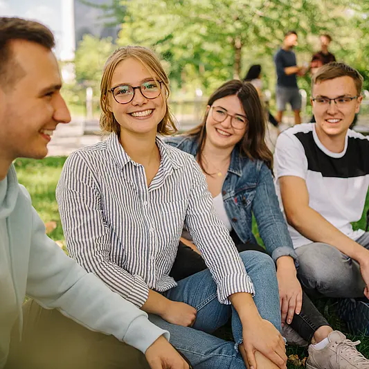 Studierende auf dem Campus