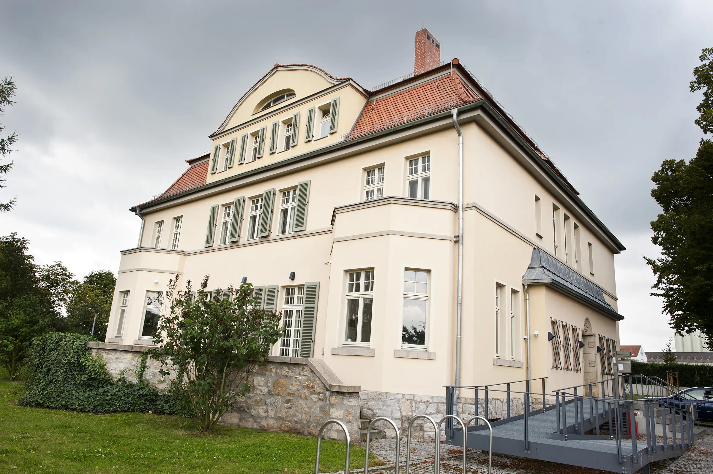 Blick auf die Eingang in die Villa Martin, Katholisch-Theologischen Fakultät der Uni Erfurt