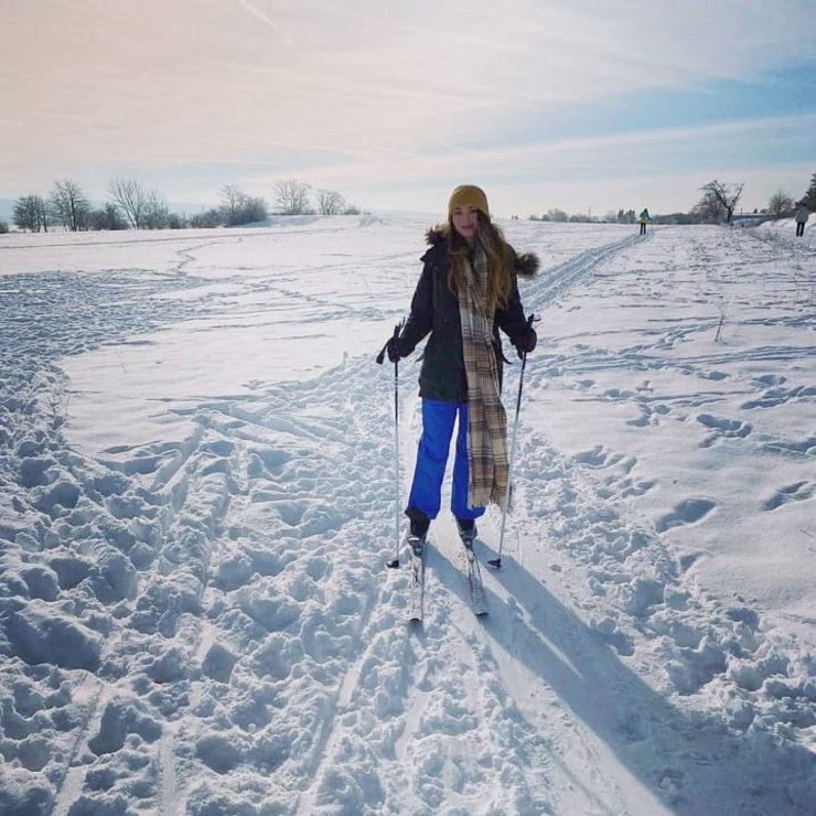 Jana skiing