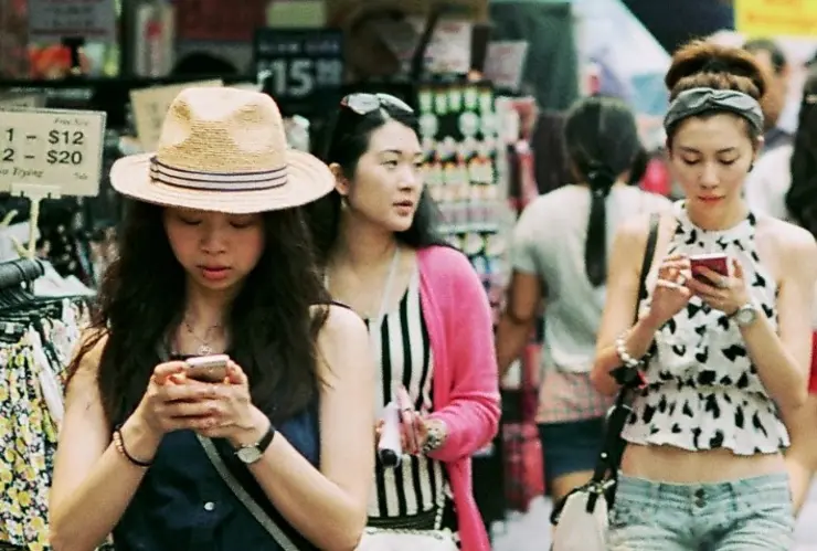 Asiatische Frauen mit Smartphones