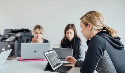 Studierende arbeiten mit Laptops, Universität Erfurt