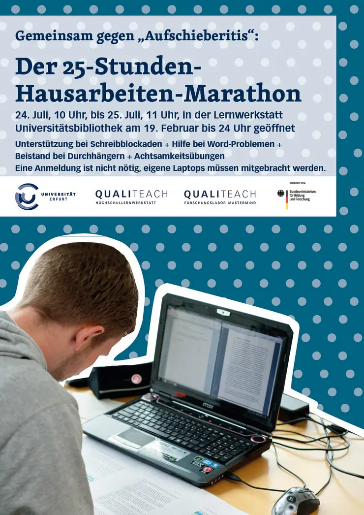Plakat "Der 25-Stunden-Hausarbeiten-Marathon Juli 2019", Student sitzt vor einem Laptop, blauer Hintergrund