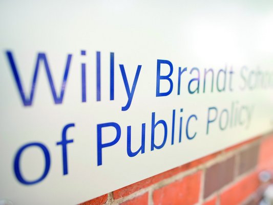 Eingangsschild an der Willy Brandt School of Public Policy, Universität Erfurt