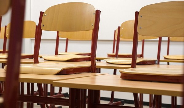 Nahaufnahme von Stühlen und Tischen in einem Klassenzimmer einer Schule (Symbolbild Schul-Mobiliar)