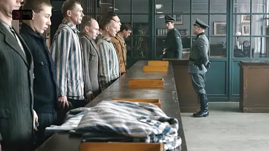 Nackt unter Wölfen (2015) - In der UFA-Verfilmung wurden andere Kameraperspektiven als in den frühen  Produktionen verwendet. Auffallend sind die verschiedenen Kulissen und Requisiten. Die Härte der SS, um an Informationen über das ILK und den  kleinen Jungen zu entlocken, wird abgebildet.