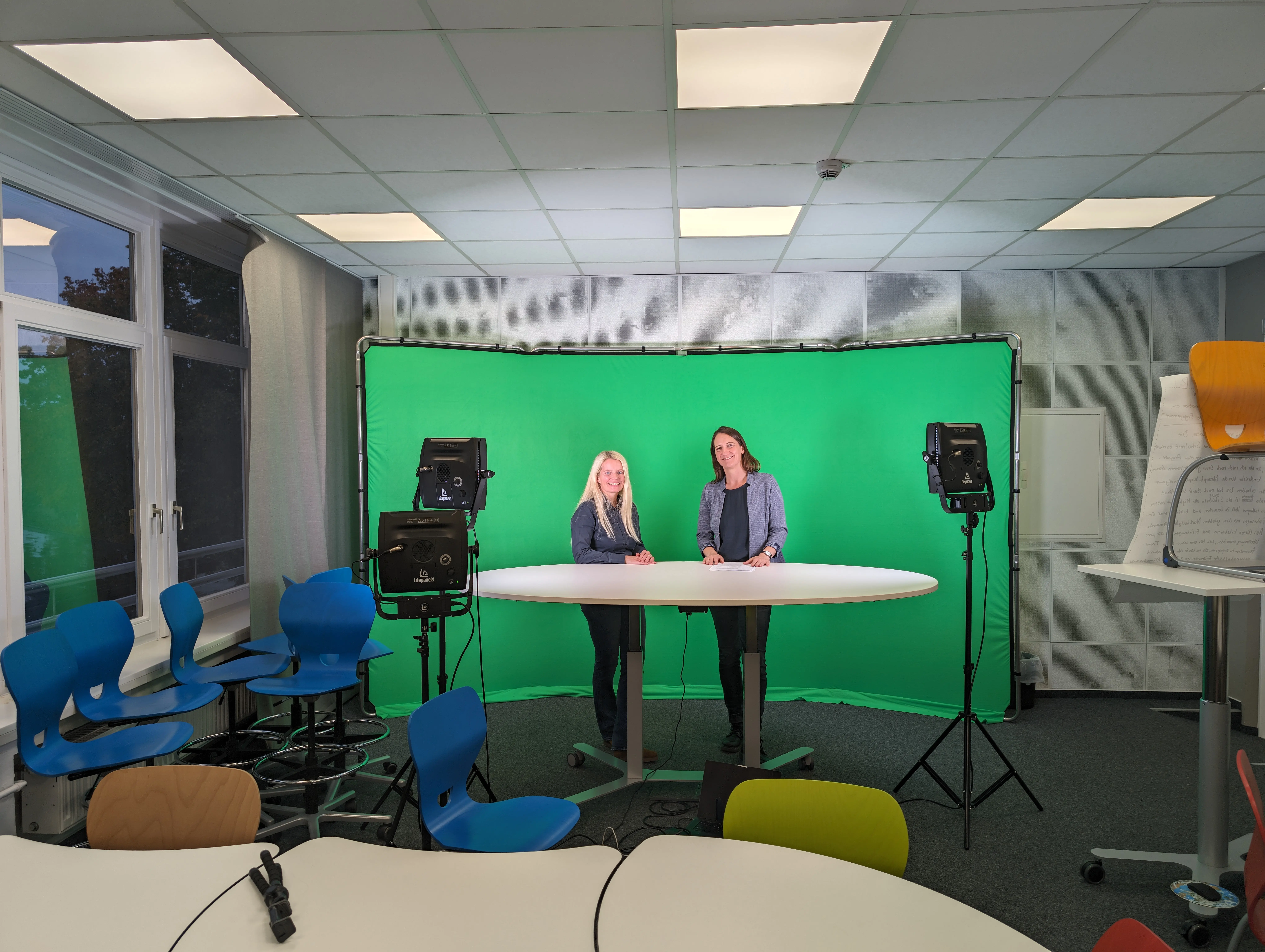 Blick in die Werkstatt, Zwei Personen vor Greenscreen mit Beleuchtung