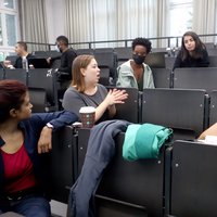 Studierende diskutieren