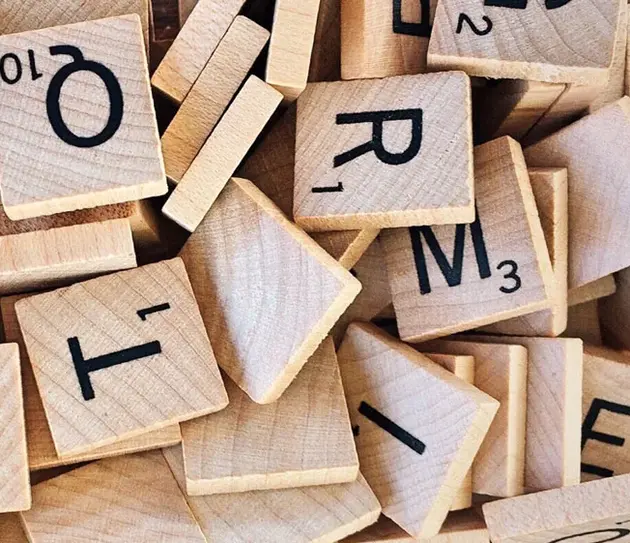 Scrabbel Holzplättchen mit Buchstabend