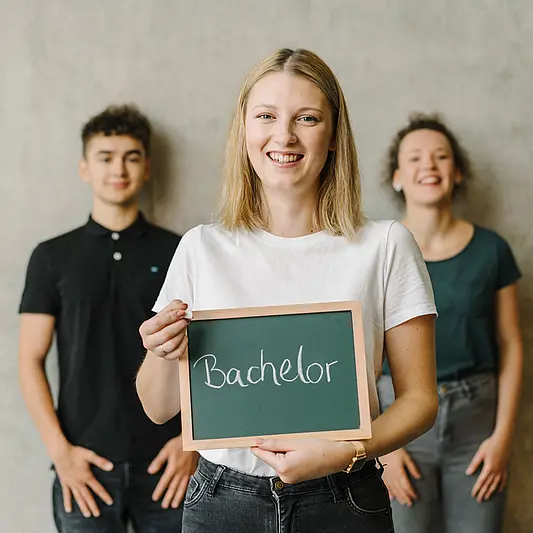 Studierende mit Tafel an der Uni Erfurt