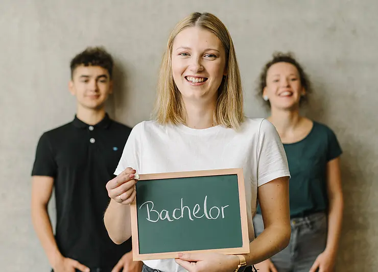 Studierende mit Tafel an der Uni Erfurt