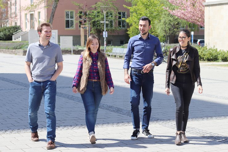 Studierenden laufen auf dem Campus