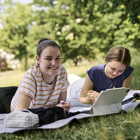 Studentinnen auf der Campuswiese