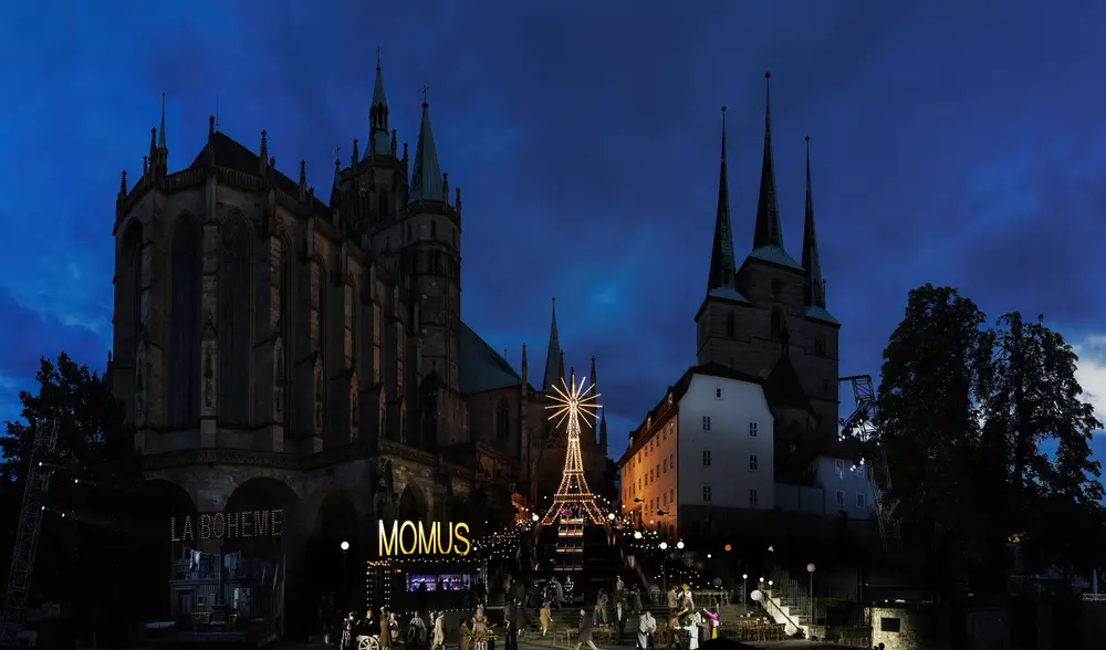 Bühnenbild von La Bohème vor dem sommerlichen Nachthimmel