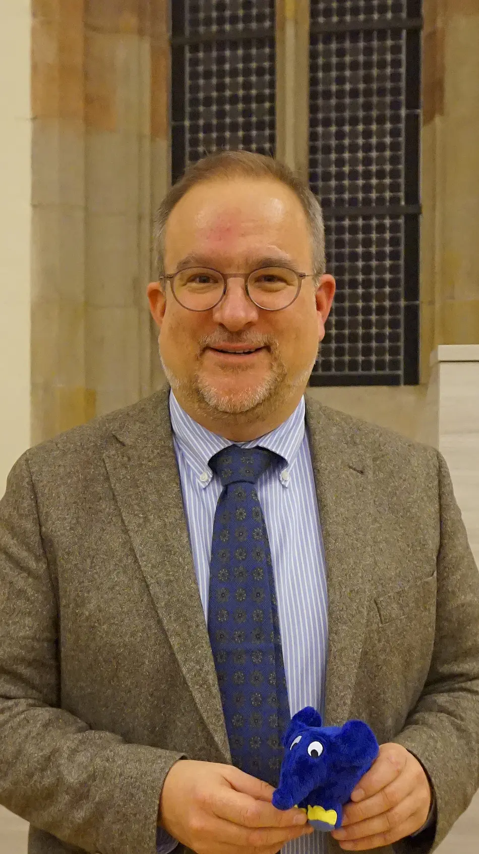 Prof. Dr. Dr. Zaborowski hält den Plüschelefanten in der Hand, der ihm überreicht wurde