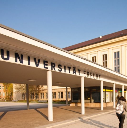 Der Eingangsbereich der Universität Erfurt