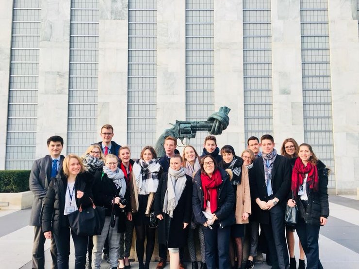 Gruppenfoto vor dem Hauptquartier der UN