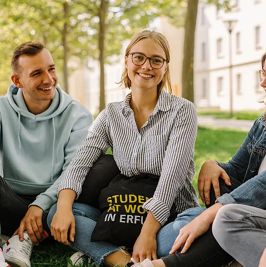 Studierende auf dem Campus