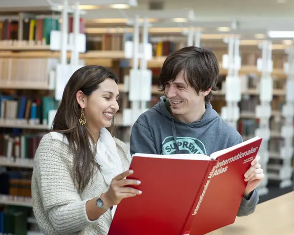 Studierende in der Universitätsbibliothek, Universität Erfurt