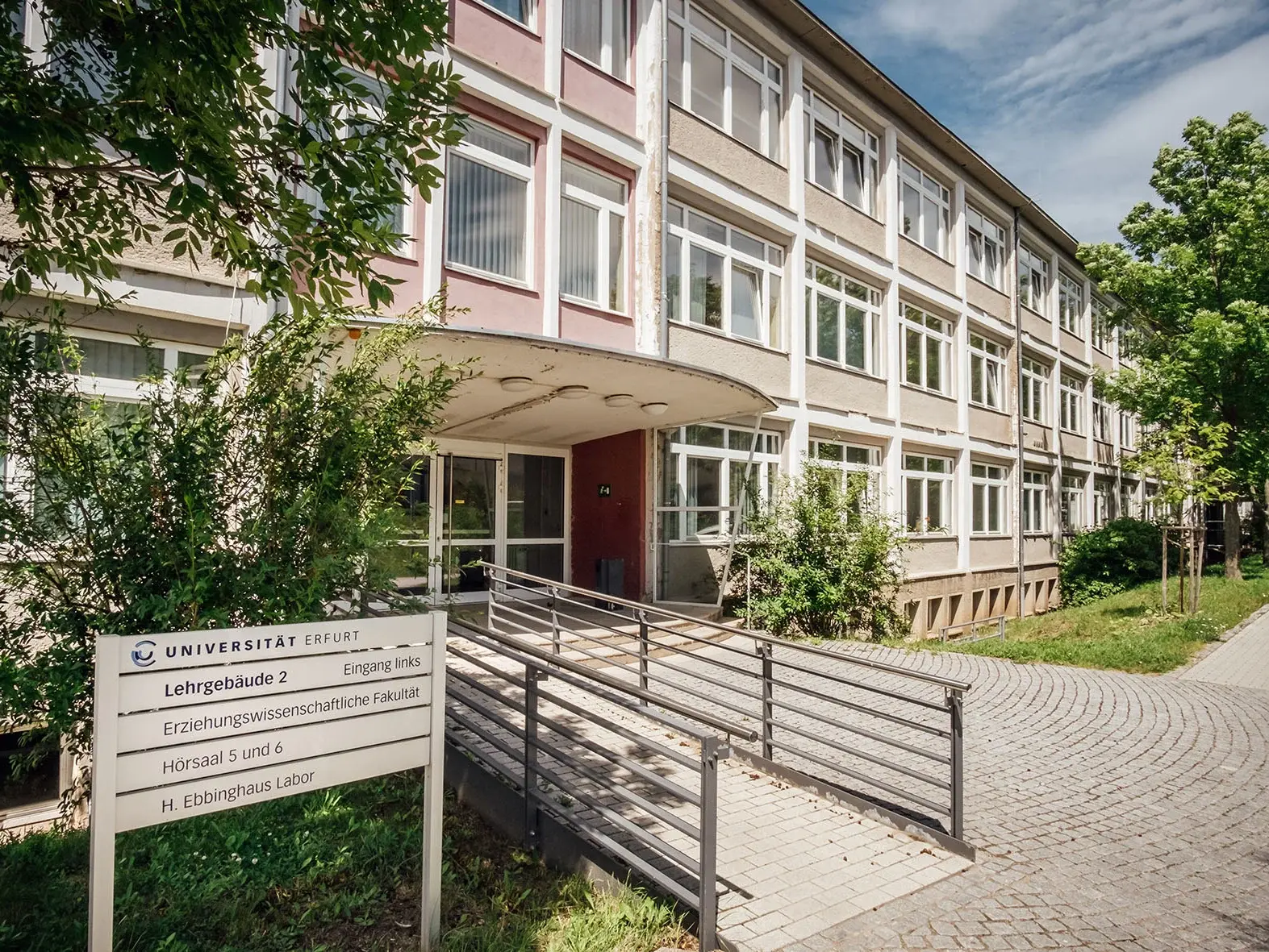 Lehrgebäude 2 auf dem Campus der Universität Erfurt