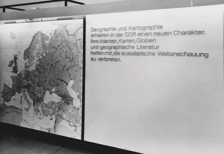 Eine Photographie einer Ausstellungsleinwand zu Kartographie in der DDR.