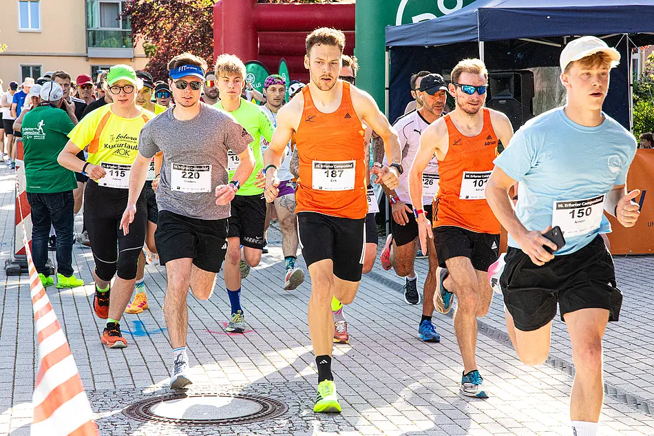 Einige Menschen mit Startnummern, sie laufen - Startschuss für Campuslauf 2026