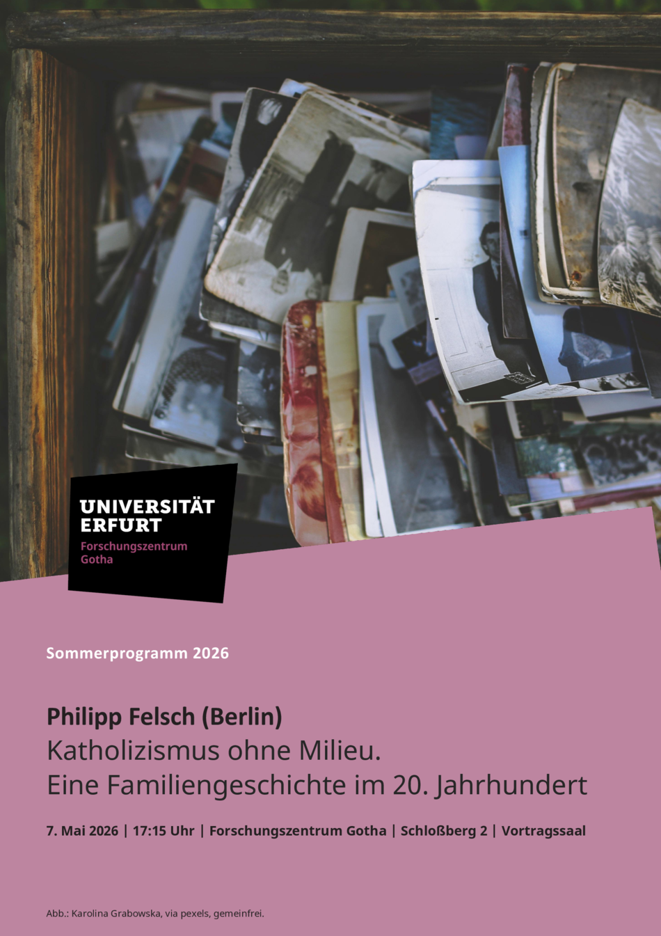 Poster für Vortrag, zeigt Kiste mit alten Familienfotos