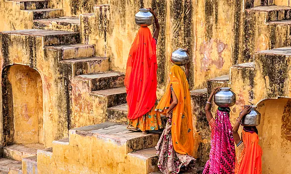 indische Frauen tragen Wassergefäße auf ihrem Kopf