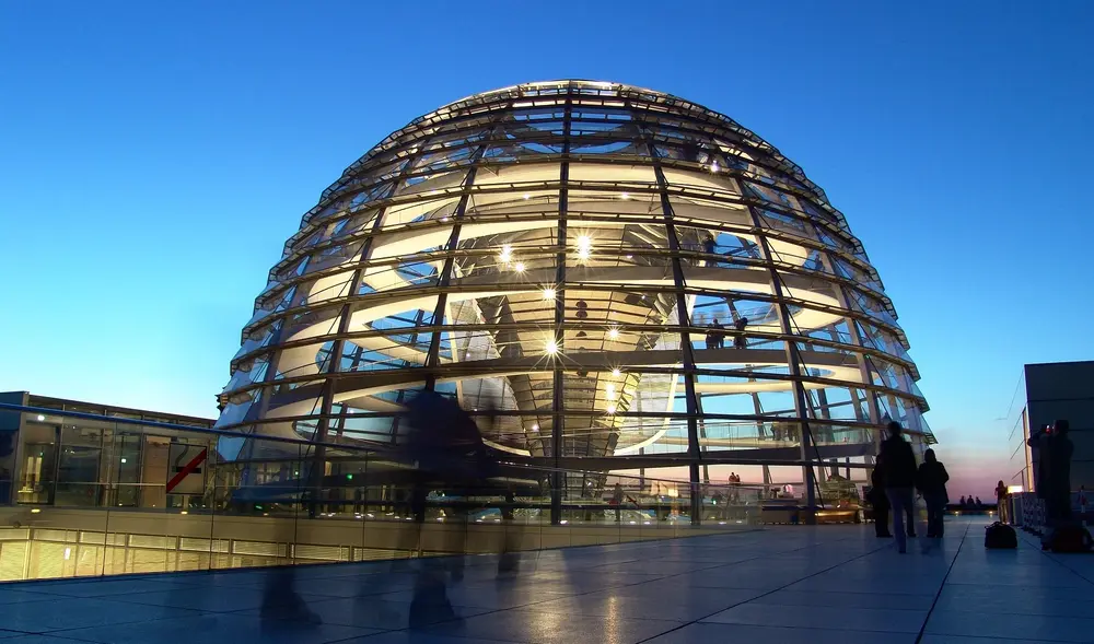 Beleuchtete Reichstagskuppel am Abend