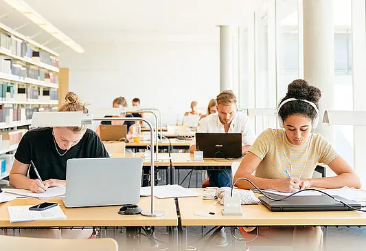 Studierende in der Bibliothek
