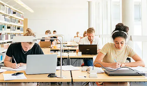 Studierende in der Bibliothek