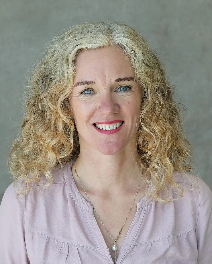 Foto von Kurtenbach Stephanie Erziwhungswissenschaftliche Fakultaet der Universitaet Erfurt, lächelnd, lange blonde Locken