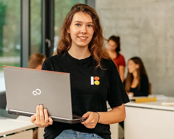 Studentin mit Laptop
