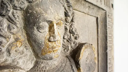 Ein Relief in der Domstraße 10, Katholisch-Theologische Fakultät der Universität Erfurt
