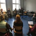 Workshop-Teilnehmer:innen in einem Stuhlkreis im Rahmen der 11. Internationalen Lernwerkstättentagung in Erfurt