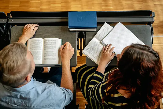 Studierende im Hörsaal von oben