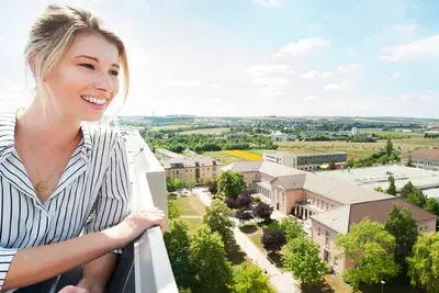 Studentin blickt über den Erfurter Campus
