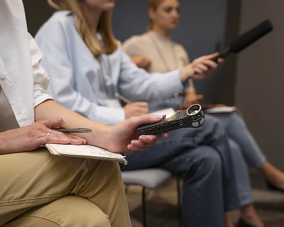 Reporter mit Mikrofon