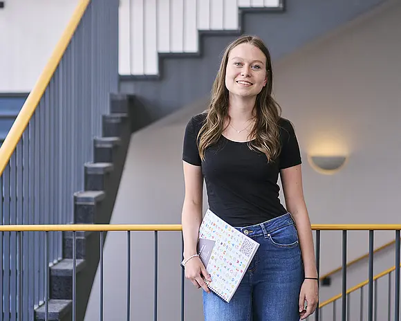 Studentin im Lehrgebäude C07