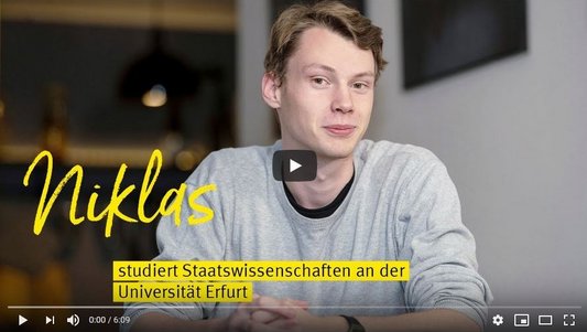 [Translate to English:] Niklas studiert Staatswissenschaften an der Uni Erfurt