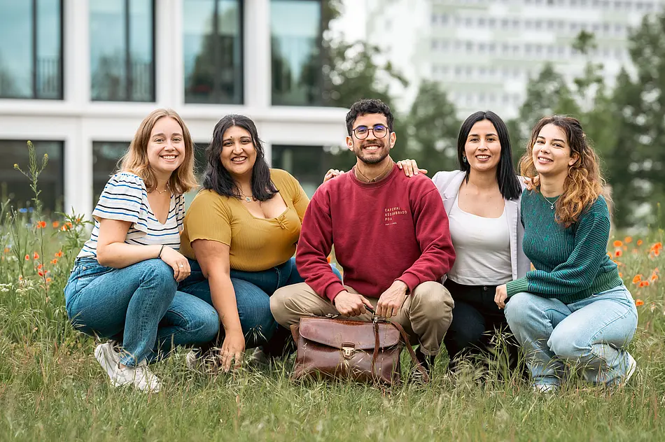Studierende der Brandt School vor dem Forschungsbau "Weltbeziehungen"