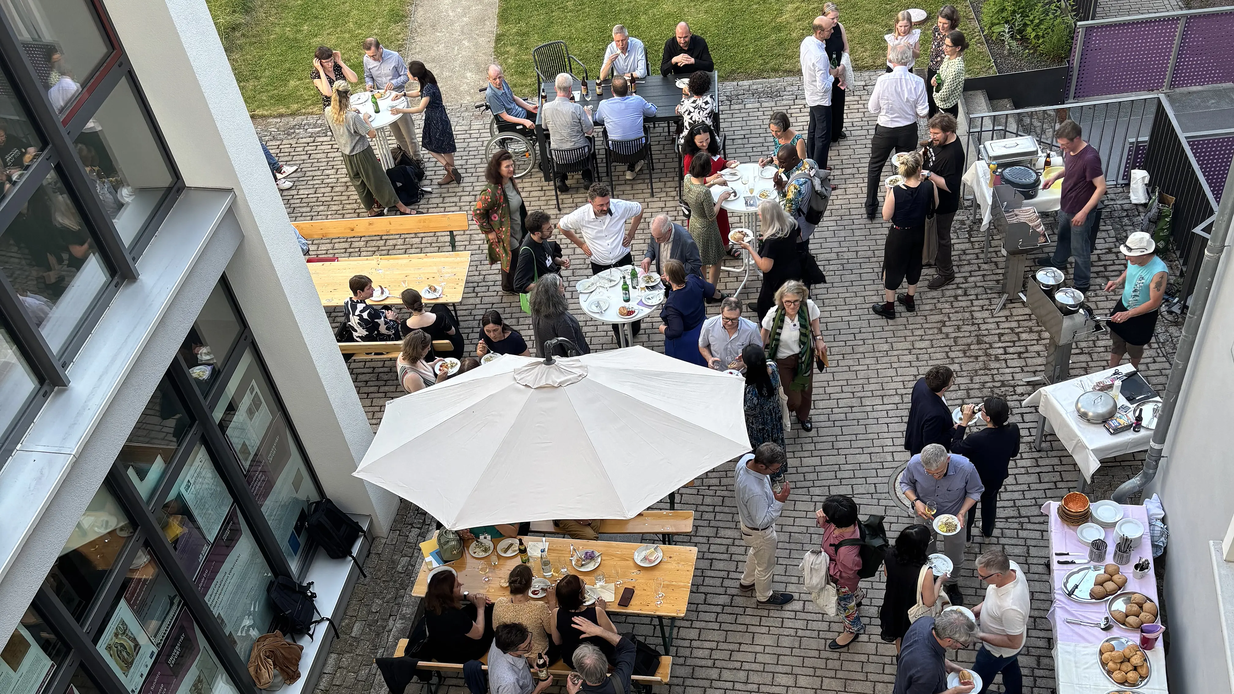Menschen im Gespräch im Innenhof des FZG 
