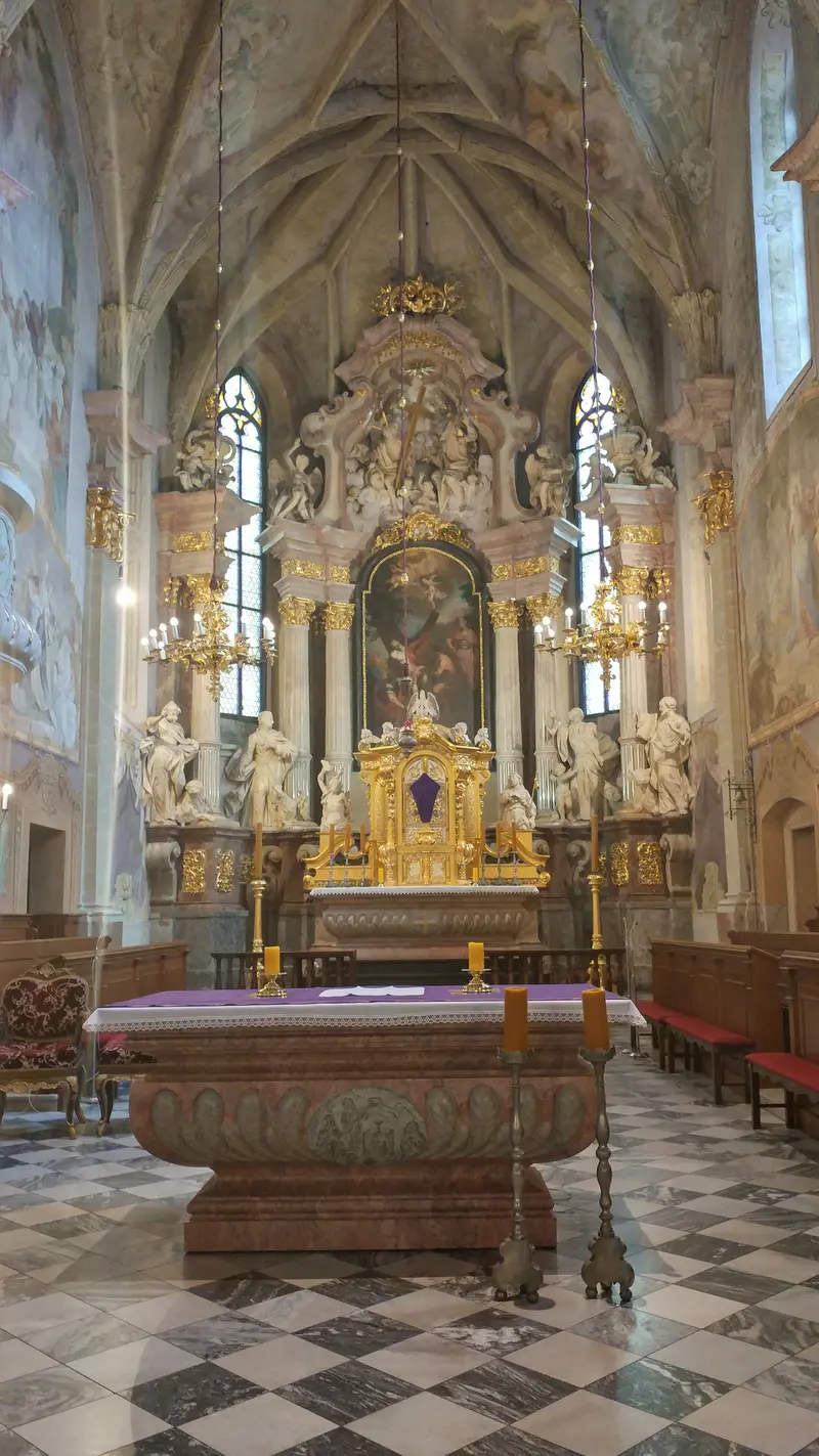 Blick auf den Altar der Pfarrkirche Oberglogau mit ihren berühmten Sebastiani-Fresken