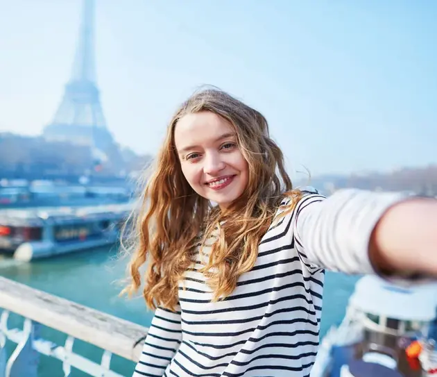Studentin vor dem Eifelturm in Paris