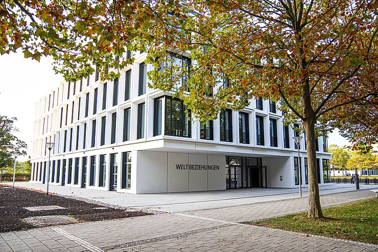 "Weltbeziehungen" research building
